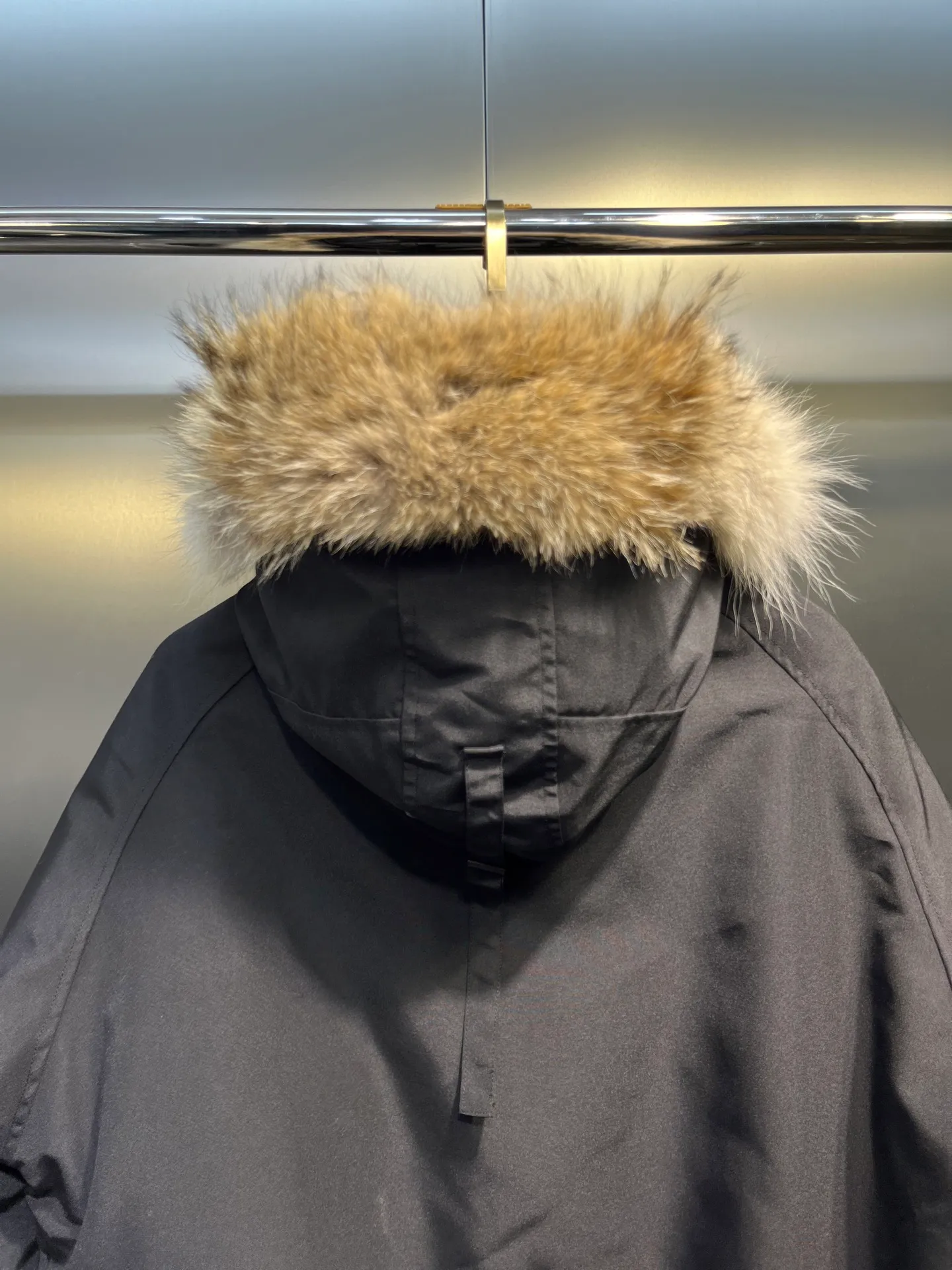 P720 high-end version black (new version of Big Goose 01) Canada Goose Canada Goose #Chilliwack 7999M bomber jacket short down jacket/01 model #Men and Women Same Style# ➖ Genuine synchronous anti-counterfeiting chip sensor! ➖ Imported 21S polyester-cotton blended original fabric [last year’s 16S/18S hard fabrics have been completely eliminated, this year all use 21S genuine synchronous fabrics, the soft mid-strap feels delicate and textured], genuine synchronous Feather-Light 10D waterproof coating fabric, made of 84.5 polyester fiber and 15.5 cotton, 100% the best feel in the entire network! ➖ The genuine official website is synchronized with the national standard 80 white duck down, you can check the official website customer service, there will never be a series of misleading claims such as 90 down or goose down! ➖ Using the best nylon lining with double double-layer sealing design, velvet-proof No. 7 needle + grid-filled down ready-made garments, there is 100% no so-called velvet running! ➖ The cuffs are designed with thickened seamless threads, and the collar and pockets are lined with top-quality polar fleece to keep you warm and comfortable! ➖ Yoshida YKK provides original custom-made electroplated sliders. YKK two-way lockable zippers are tight and smooth and will not peel off paint! ➖ 3M composite guarantees that the Velcro is the same as the original, durable, and all accessories and hardware are custom-made! ➖ Imported BEHRINGER embroidery machine to customize the 10,000-needle embroidery logo, 98% of which can be reproduced to restore the original logo. You can check and compare on the official website! ➖ The fur collars are all made of large pieces of Western Canadian blue wolf hide, ensuring that each fur collar is 13-15cm wide!   Size:XS-XXL